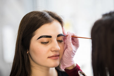 Sourcils au henné végétal