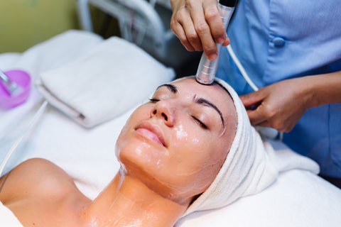 Soin Hydrofacial sans Thérapie par la Lumière